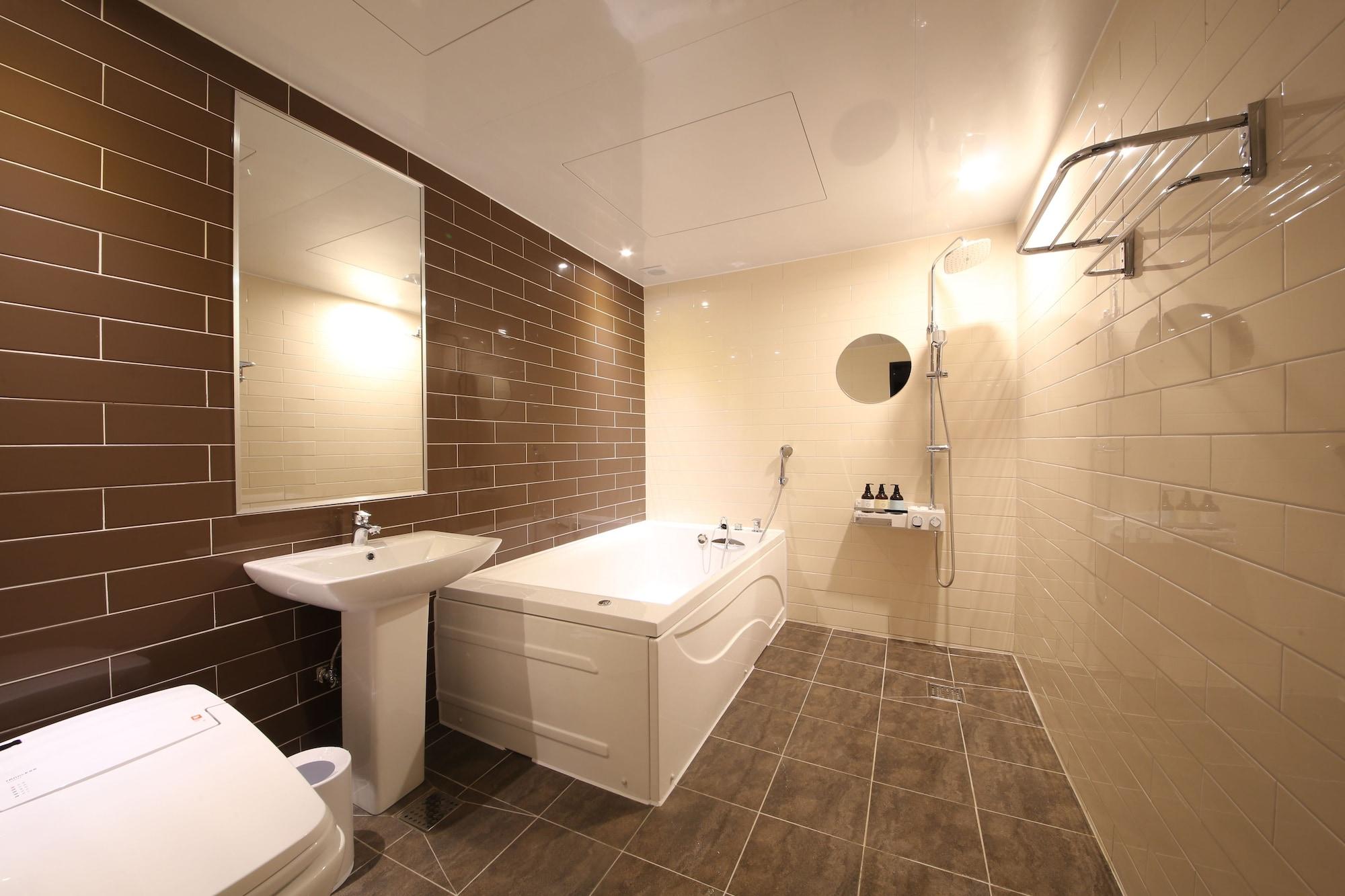Almond Hotel Gupo Station Busan Extérieur photo